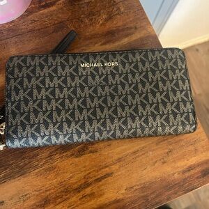 Michael Kors Signature Black and Gray Zip Wallet